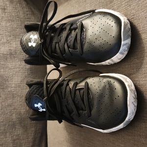 Under Armor big boys size 6 sneakers